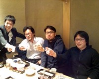 ナゾの４人組…日本酒片手に♪